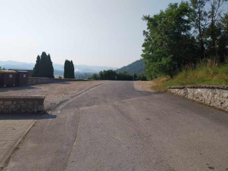 Asfaltiranje parkirišča nad pokopališčem